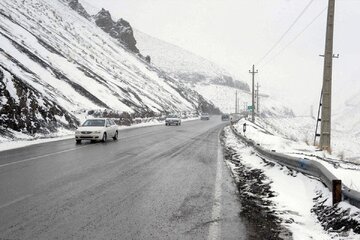 سقوط سنگ روی سراتو در جاده چالوس/ عکس