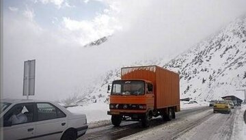 بارش سنگین برف در محورهای کوهستانی همدان