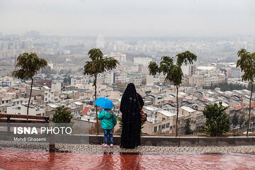 هوای تهران در روز بارانی هم پاک نشد/ عکس