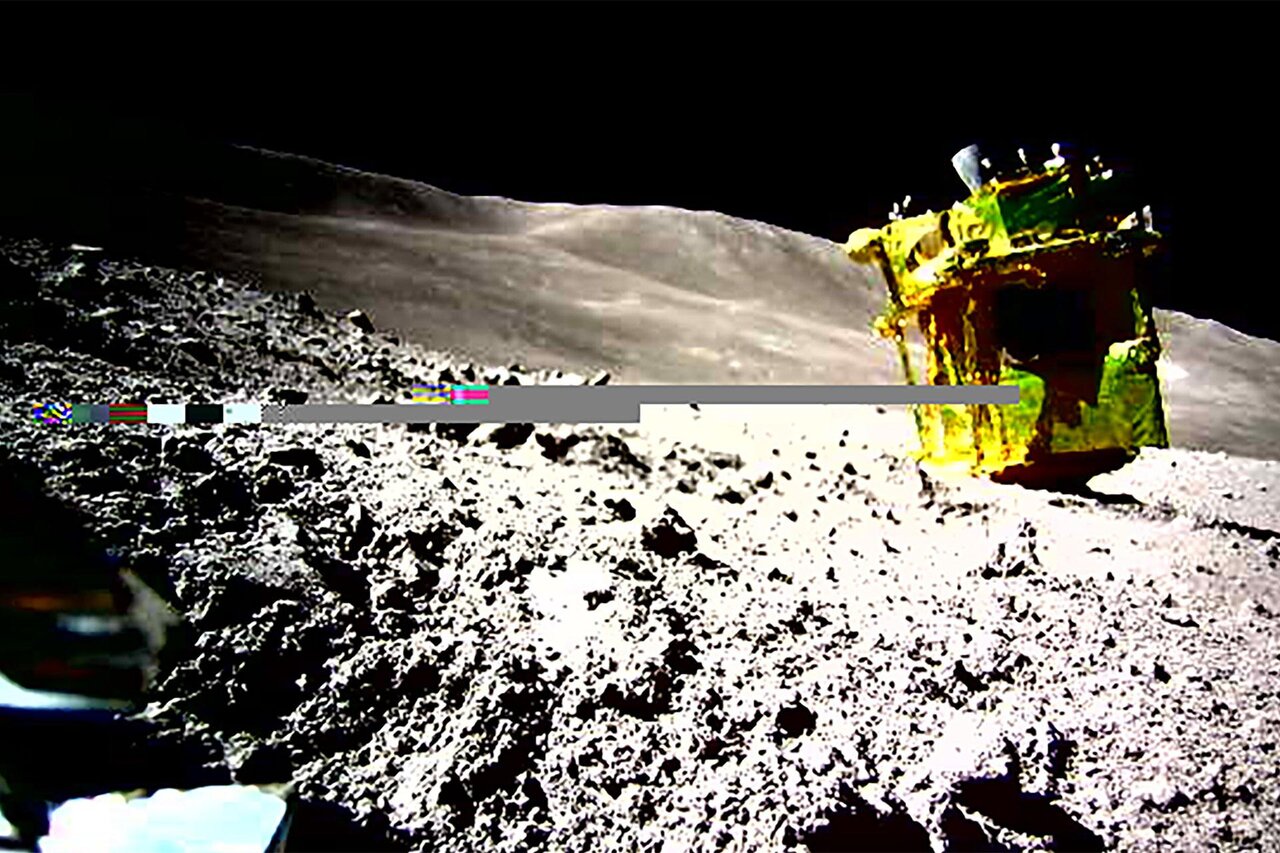 دسته گلی که ژاپنیها روی ماه به آب دادند / عکس