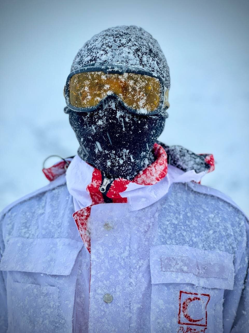 چهره یخ زده امدادگران هلال احمر در برف و کولاک/ عکس