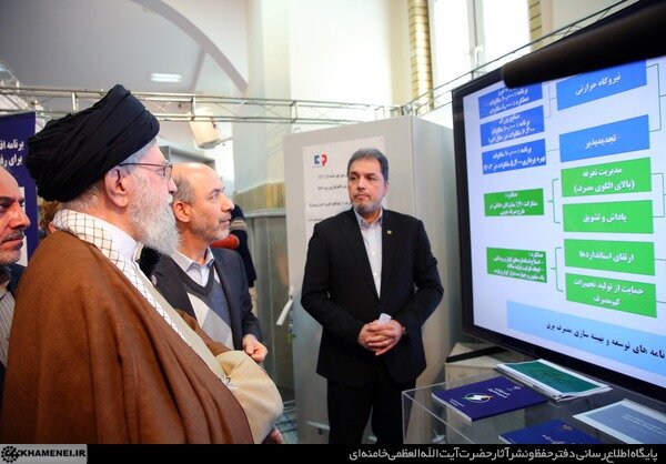 توضیحات مسئولان به رهبر انقلاب در حین بازدید از یک نمایشگاه +عکس