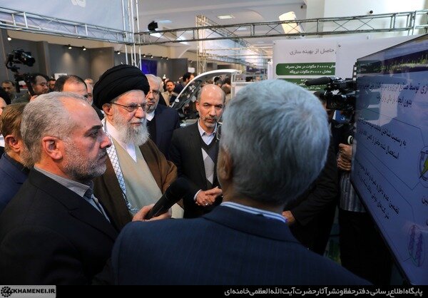 توضیحات مسئولان به رهبر انقلاب در حین بازدید از یک نمایشگاه +عکس