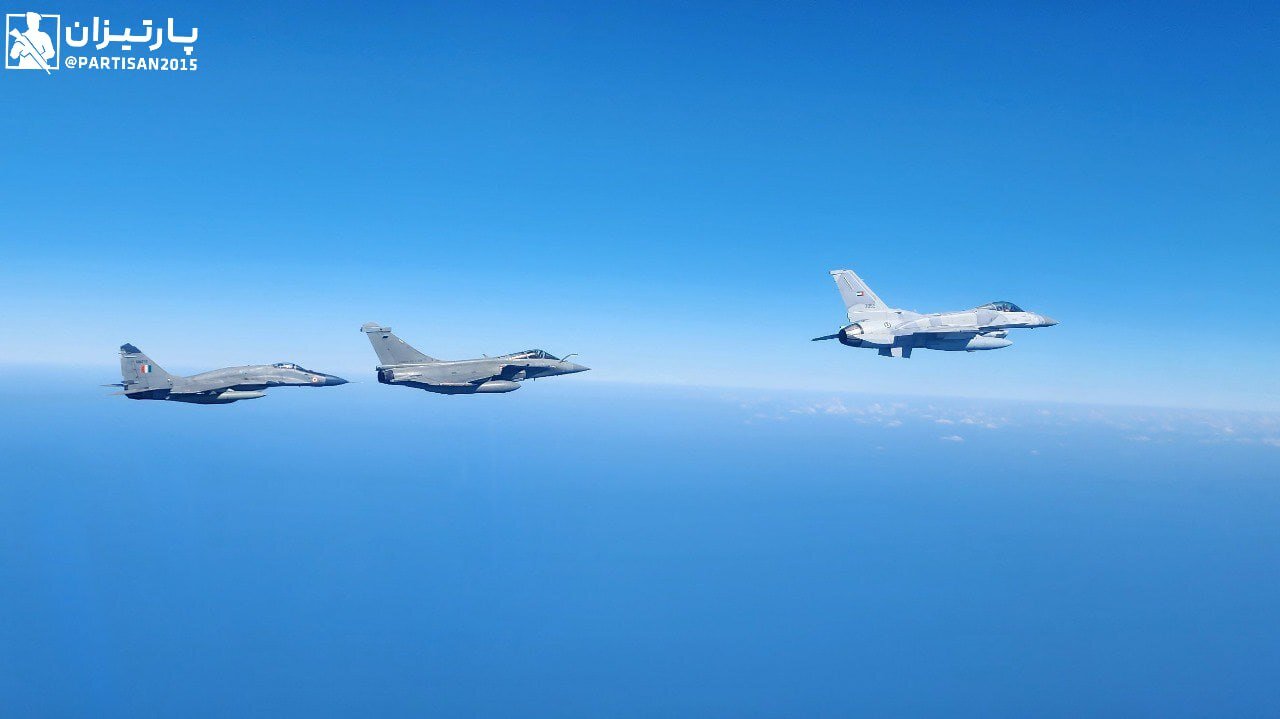 پرواز جنگندهها بر فراز دریای عرب / سوخو کنار اف ۱۶