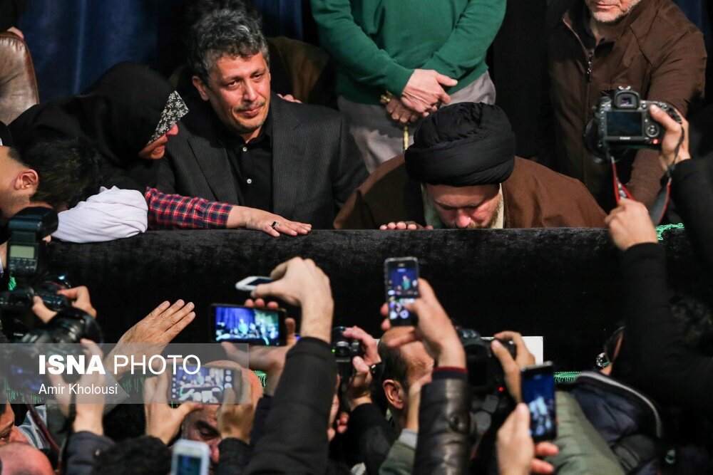 سیدحسن خمینی بر تابوت بوسه می زند و فاطمه همچنان بی قرار پدر /چند میراث دار به جایی بازگشتهاند که داستان از آنجا آغاز شده بود!