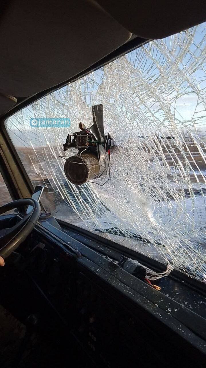 عکس | گیر کردن پهپاد انتحاری اوکراینی با در شیشه خودروی نظامی روسیه