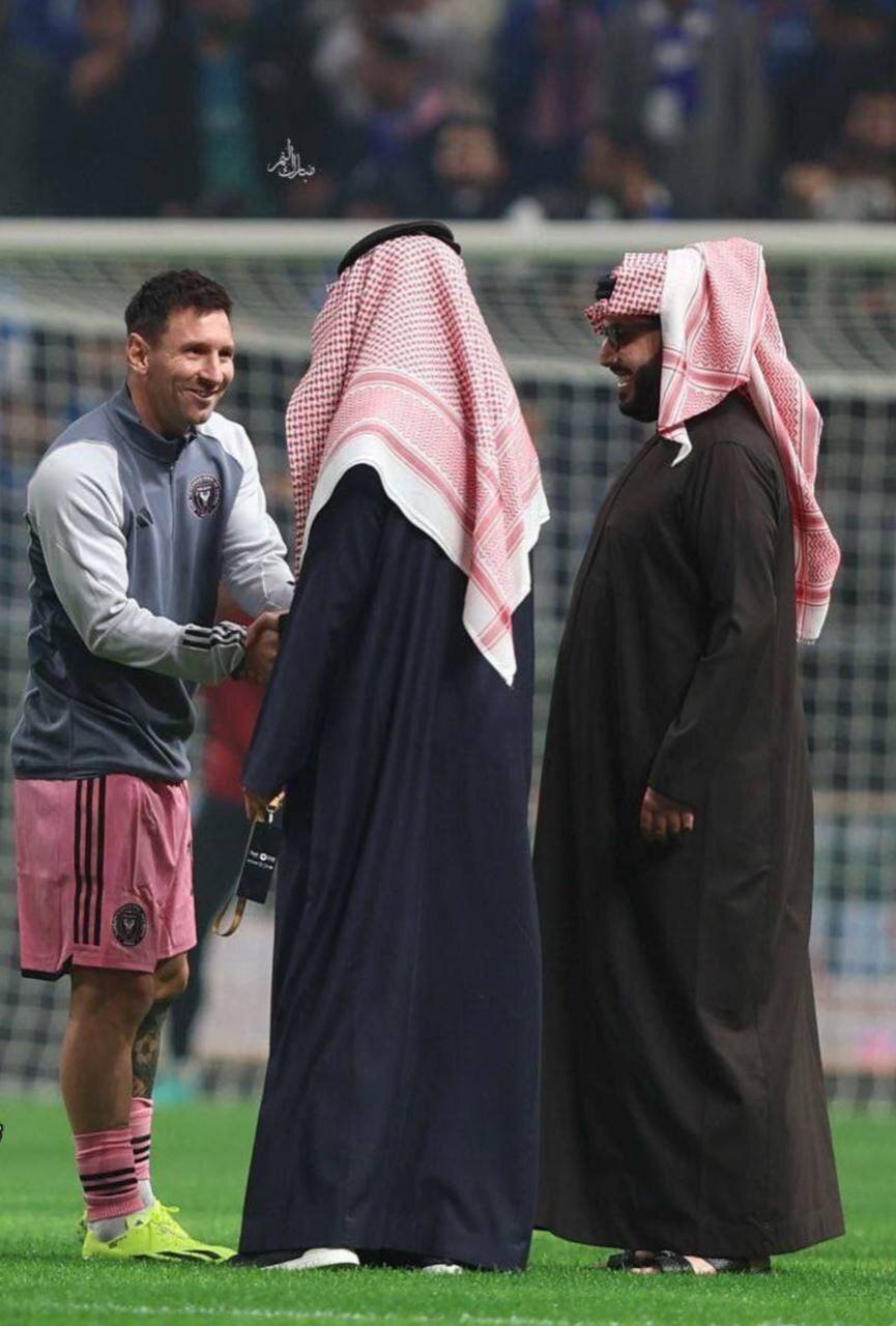 عکس| برخورد گرم مسی با یک شیخ عربستانی