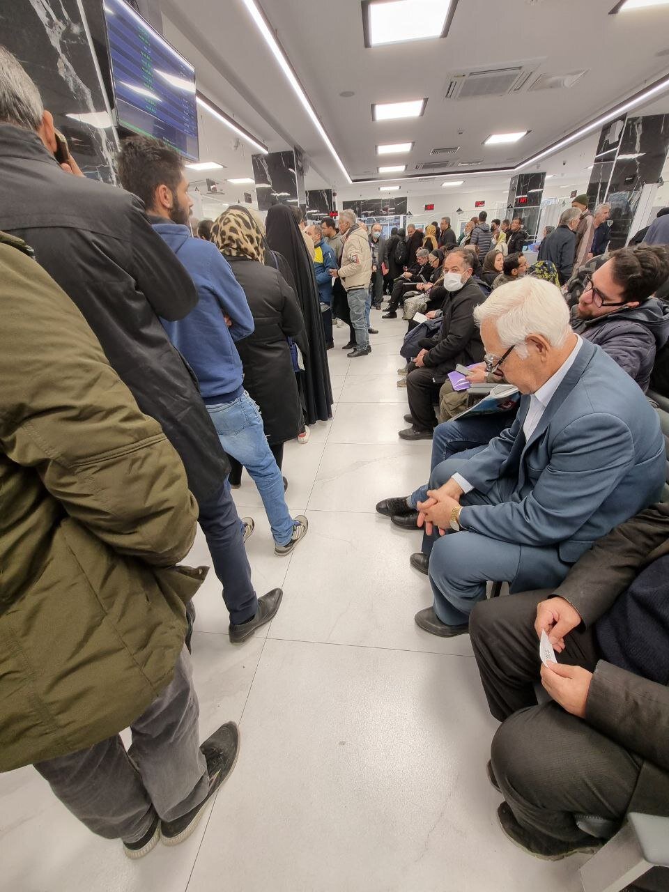 عکس | تصویری تلخ از صف طولانی داروخانه هلال احمر تهران