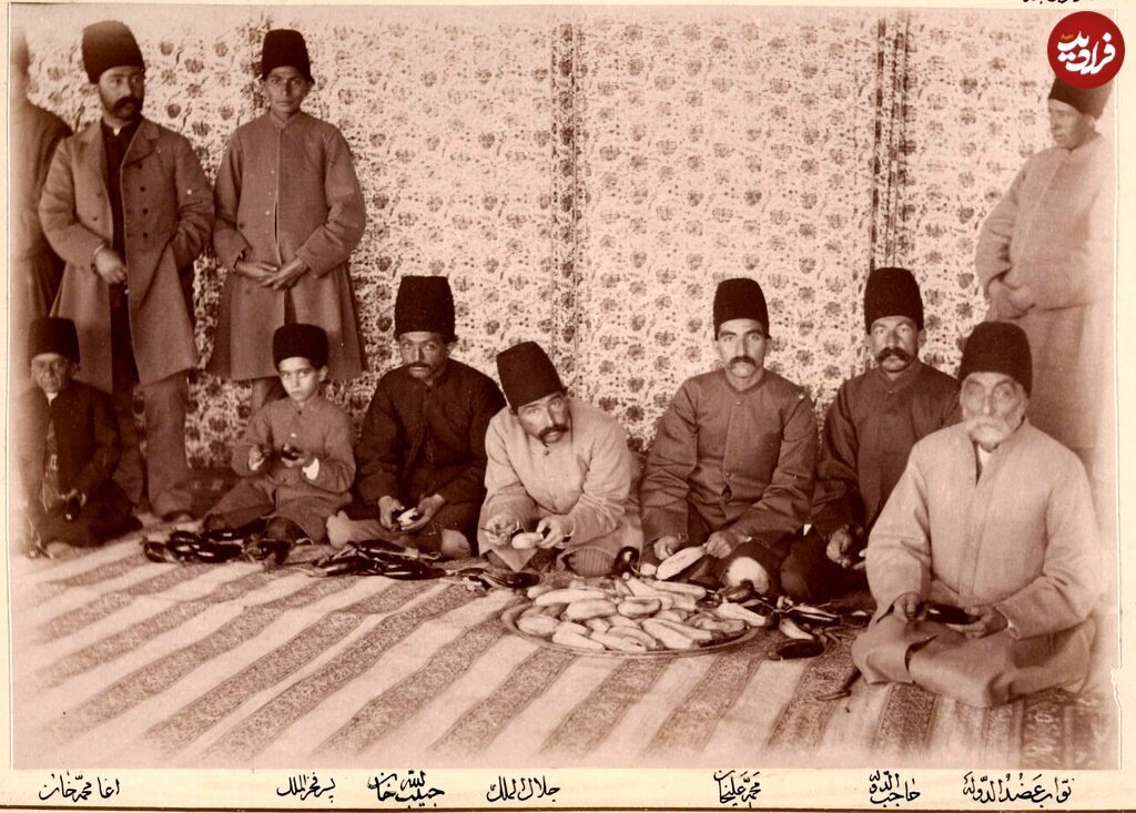 عکسی از ناصرالدینشاه با عملهجات اهل طرب و بازیگران در مراسمی ویژه/ اصطلاح «بادمجان دور قابچین» از کجا شکل گرفت؟