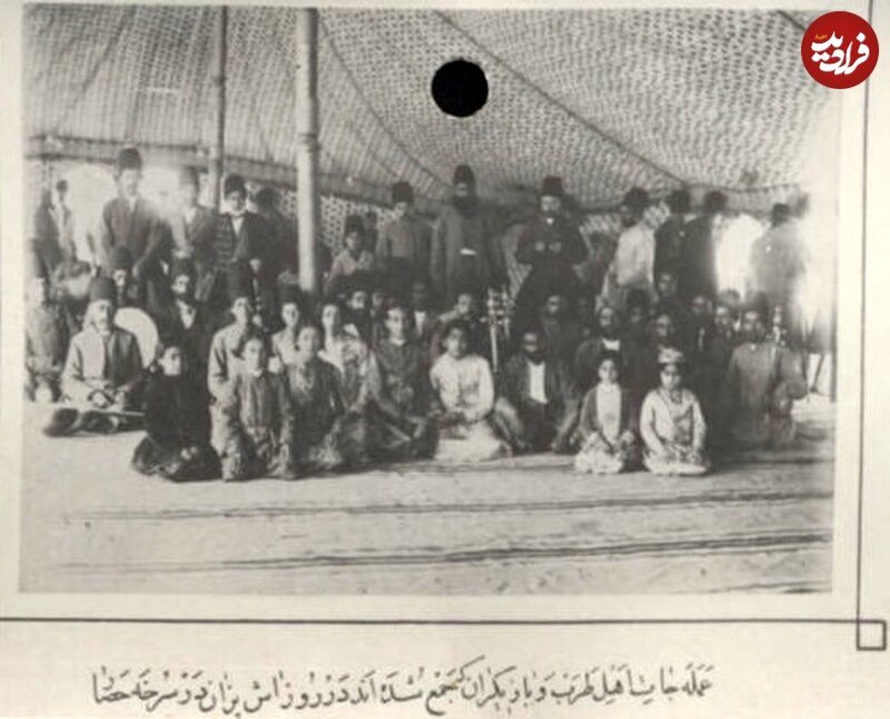 عکسی از ناصرالدینشاه با عملهجات اهل طرب و بازیگران در مراسمی ویژه/ اصطلاح «بادمجان دور قابچین» از کجا شکل گرفت؟