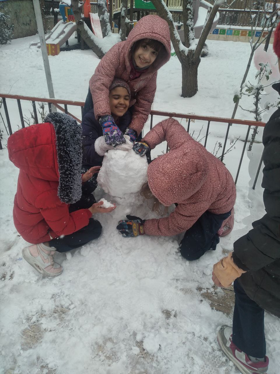 برف بازی دختران در نیاوران/ عکس