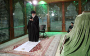 عکسی از اقامه نماز رهبر انقلاب در کنار مرقد امام خمینی (ره)