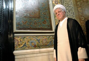 تجمع ملیگراها اطراف دانشگاه تهران و پارک لاله / سخنرانی آیتالله هاشمی در حرم رضوی در مراسم 22 بهمن