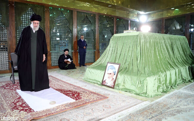 عکسی از اقامه نماز رهبر انقلاب در کنار مرقد امام خمینی (ره)