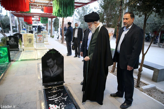 رهبر انقلاب بر مزار کدام شهیدان فاتحه خواندند؟ +عکس