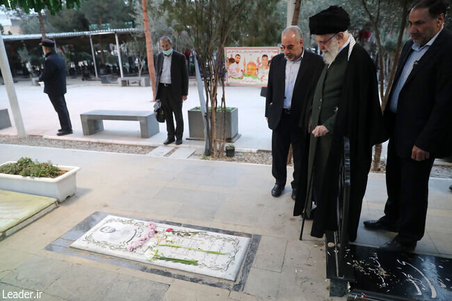 رهبر انقلاب بر مزار کدام شهیدان فاتحه خواندند؟ +عکس