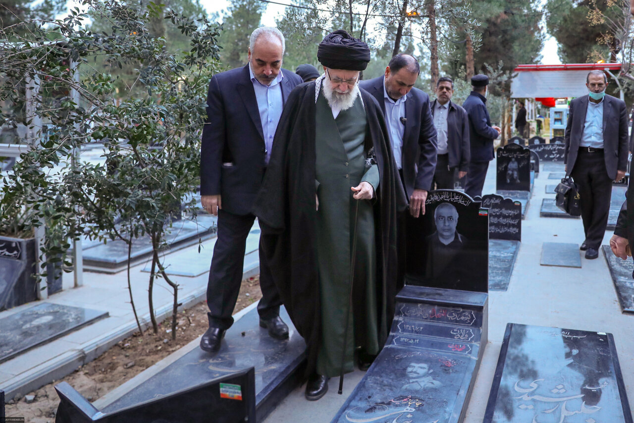 رهبر انقلاب بر مزار کدام شهیدان فاتحه خواندند؟ +عکس