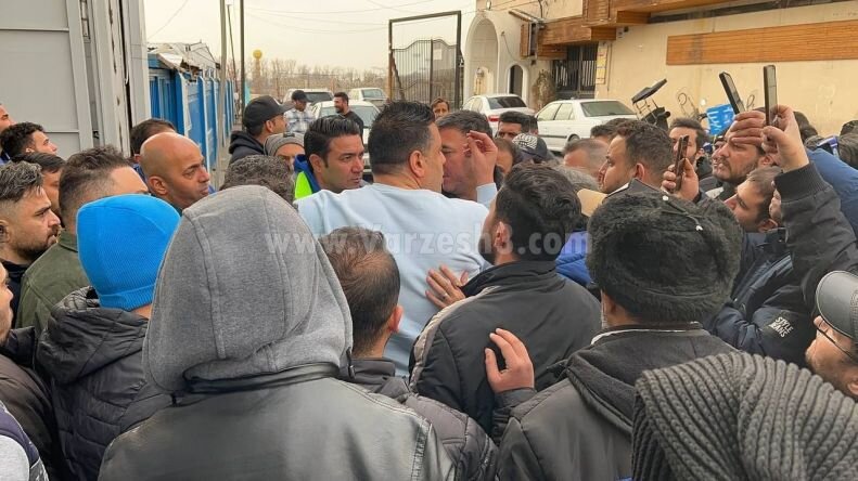 عکس| نکونام بین هواداران گیر افتاد؛ سنگتمام استقلالیها برای سرمربی آبیها