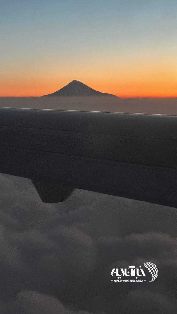 تصاویر | عکسهایی جذاب از دماوند برفراز ابرها از نمای داخل هواپیما