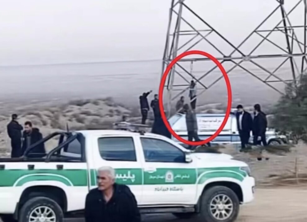 راننده تریلی پس از تصادف، خودش را روی دکل برق دار زد/ عکس (محدودیت سنی دارد)