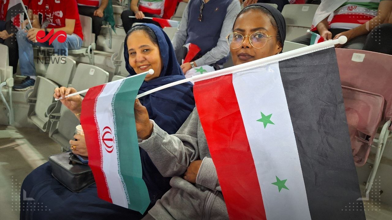 عکس | هواداران ایرانی و سوری در کنار یکدیگر در انتظار شروع مسابقه