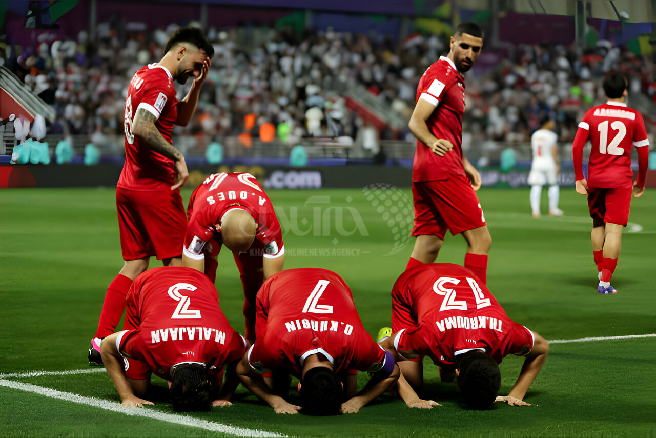 عکس | سجده شکر بازیکنان سوریه بعد از گلزنی مقابل تیم ملی ایران
