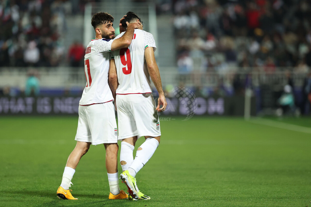 عکس | دلداری علی قلیزاده به مهدی طارمی بعد از اخراج از زمین