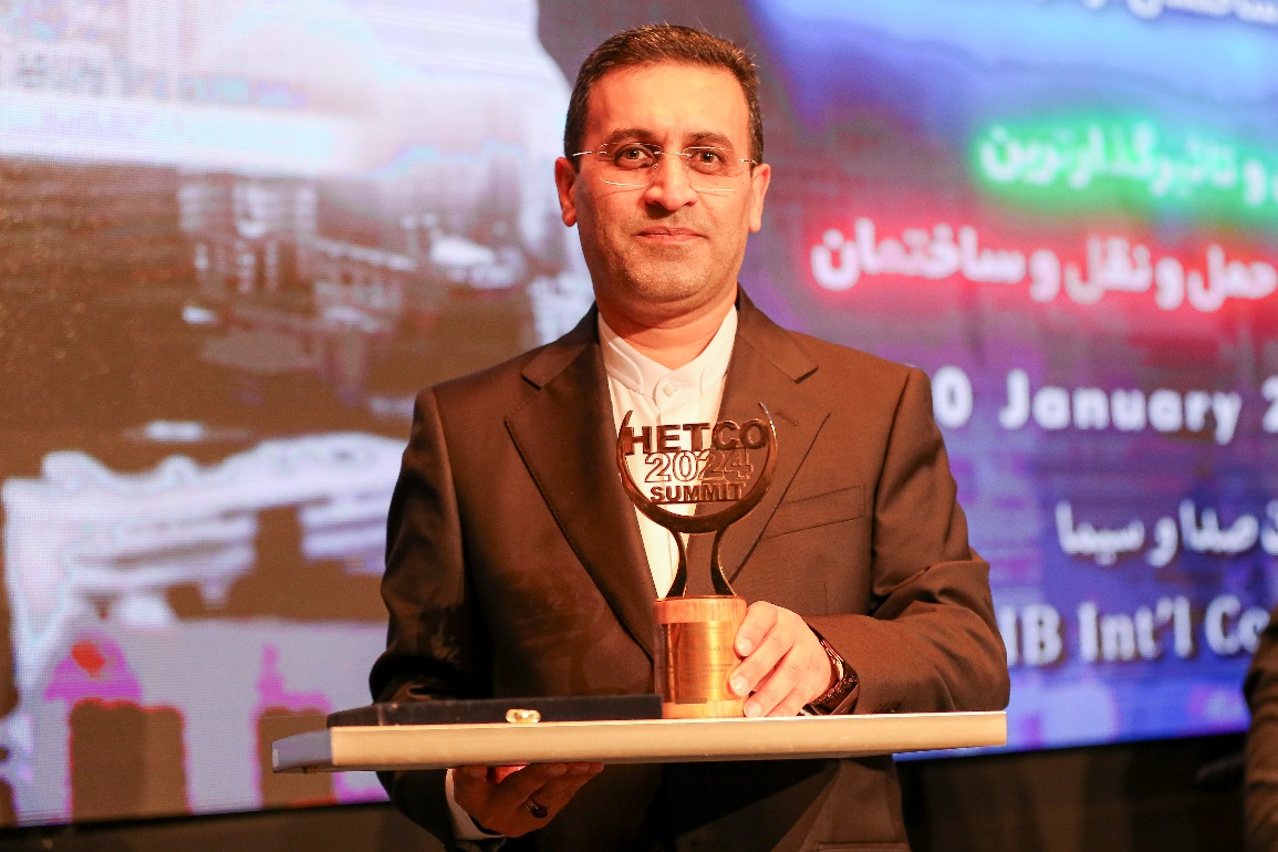 هلدینگ دکا لجستیک، تندیس زرین و نشان ملی را دریافت کرد