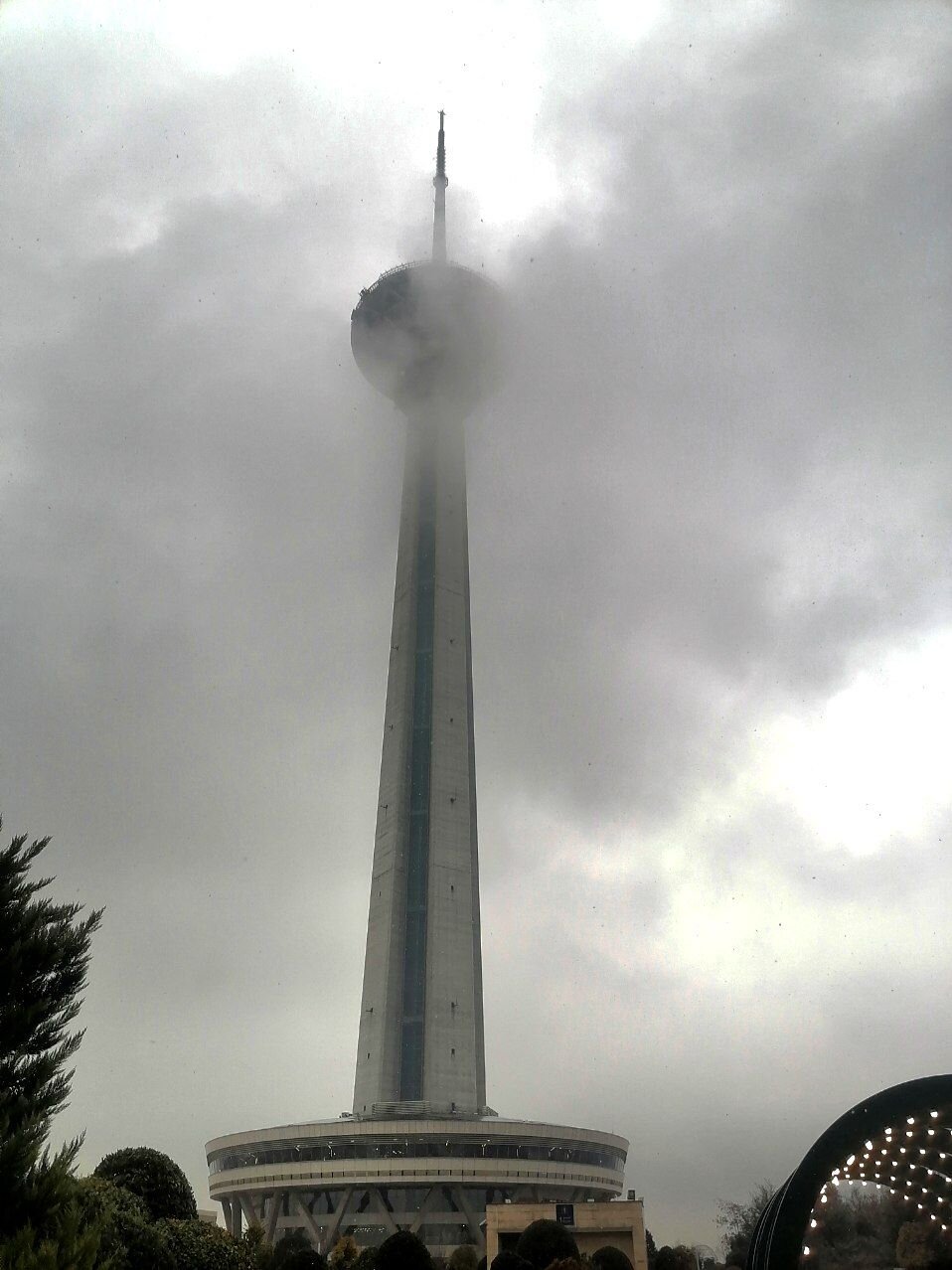 نمایی از برج میلاد در روز برفی اولین روز جشنواره بینالمللی فیلم فجر/عکس