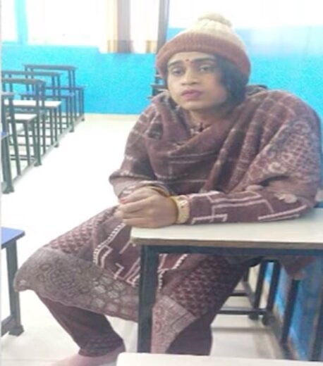 این مرد لباس زنانه پوشید تا به جای دوست دخترش امتحان بدهد/ عکس