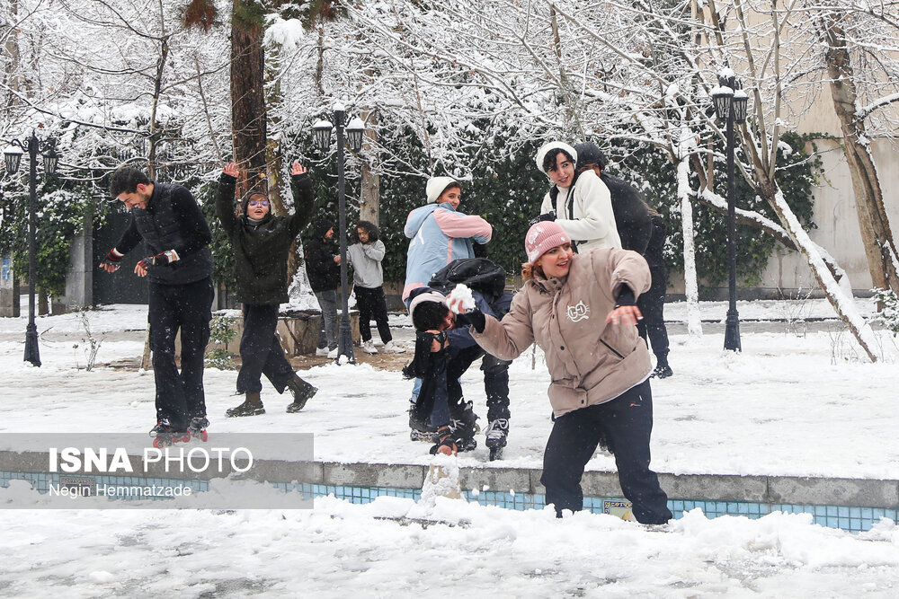 برف بازی تهرانیها در روز برفی پایتخت/ عکس