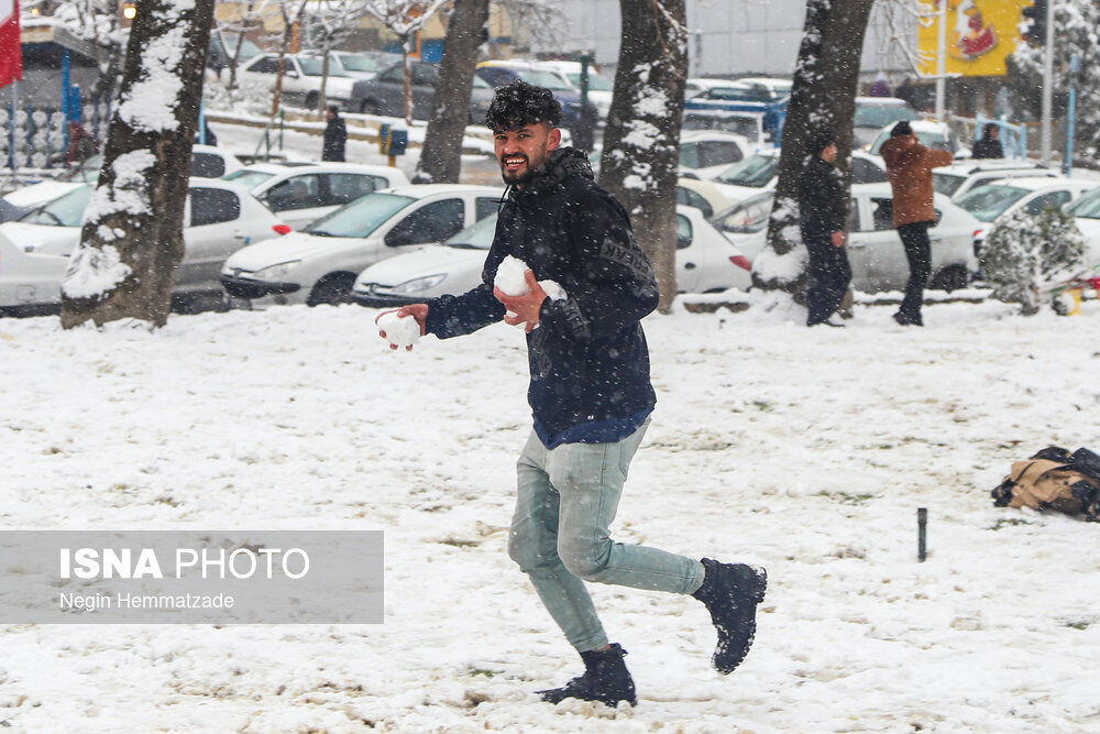 برف بازی تهرانی‌ها در روز برفی پایتخت/ عکس
