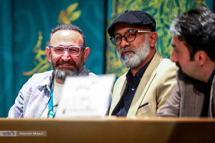 نشست خبری فیلم سینمایی «صبحانه با زرافه‌ها» امروز ۱۳ بهمن‌ ماه در سومین روز از چهل‌ودومین جشنواره فیلم فجر برگزار شد.