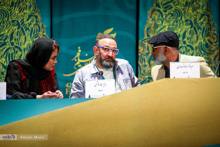 نشست خبری فیلم سینمایی «صبحانه با زرافه‌ها» امروز ۱۳ بهمن‌ ماه در سومین روز از چهل‌ودومین جشنواره فیلم فجر برگزار شد.