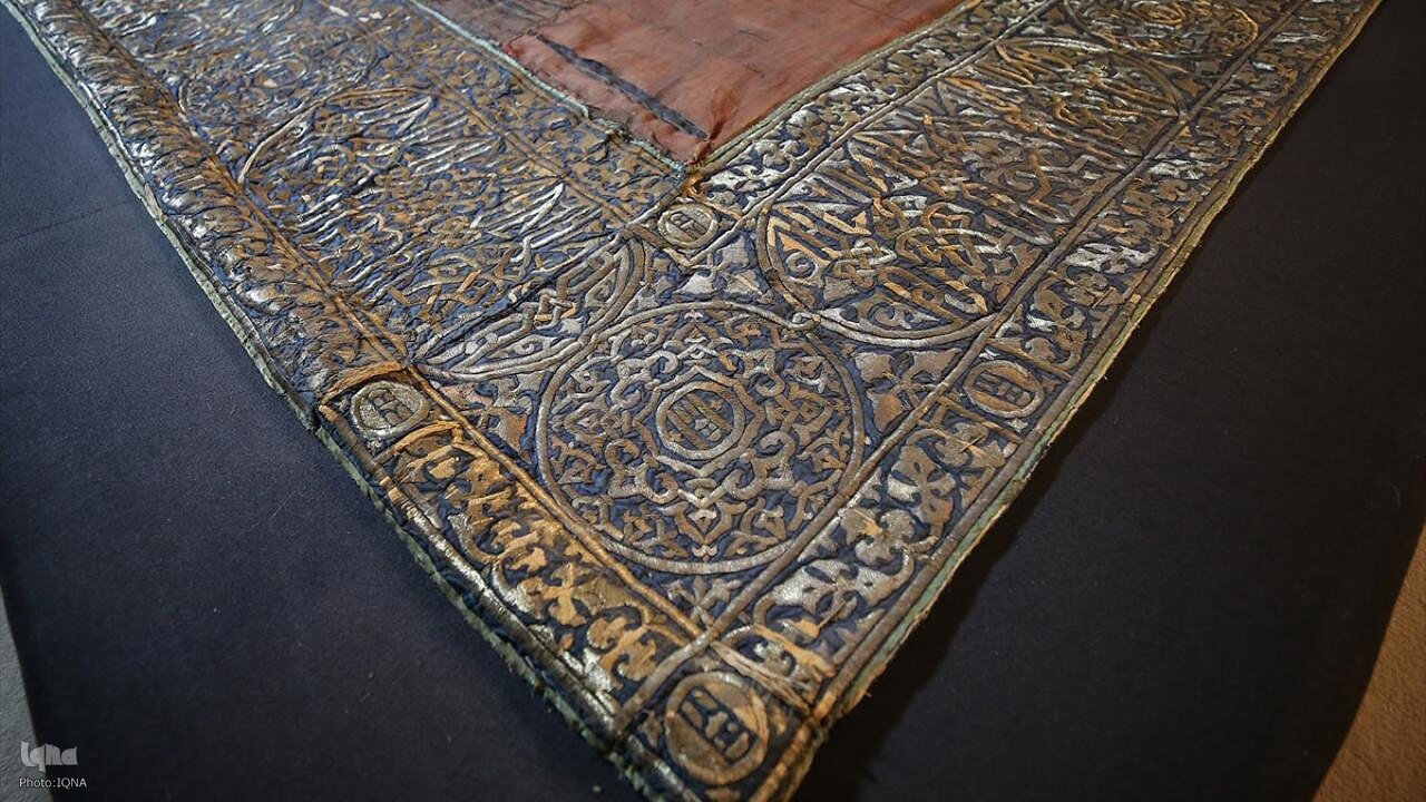 پرده تاریخی کعبه در مسجد جامع بورسا ترکیه مرمت شد + عکس