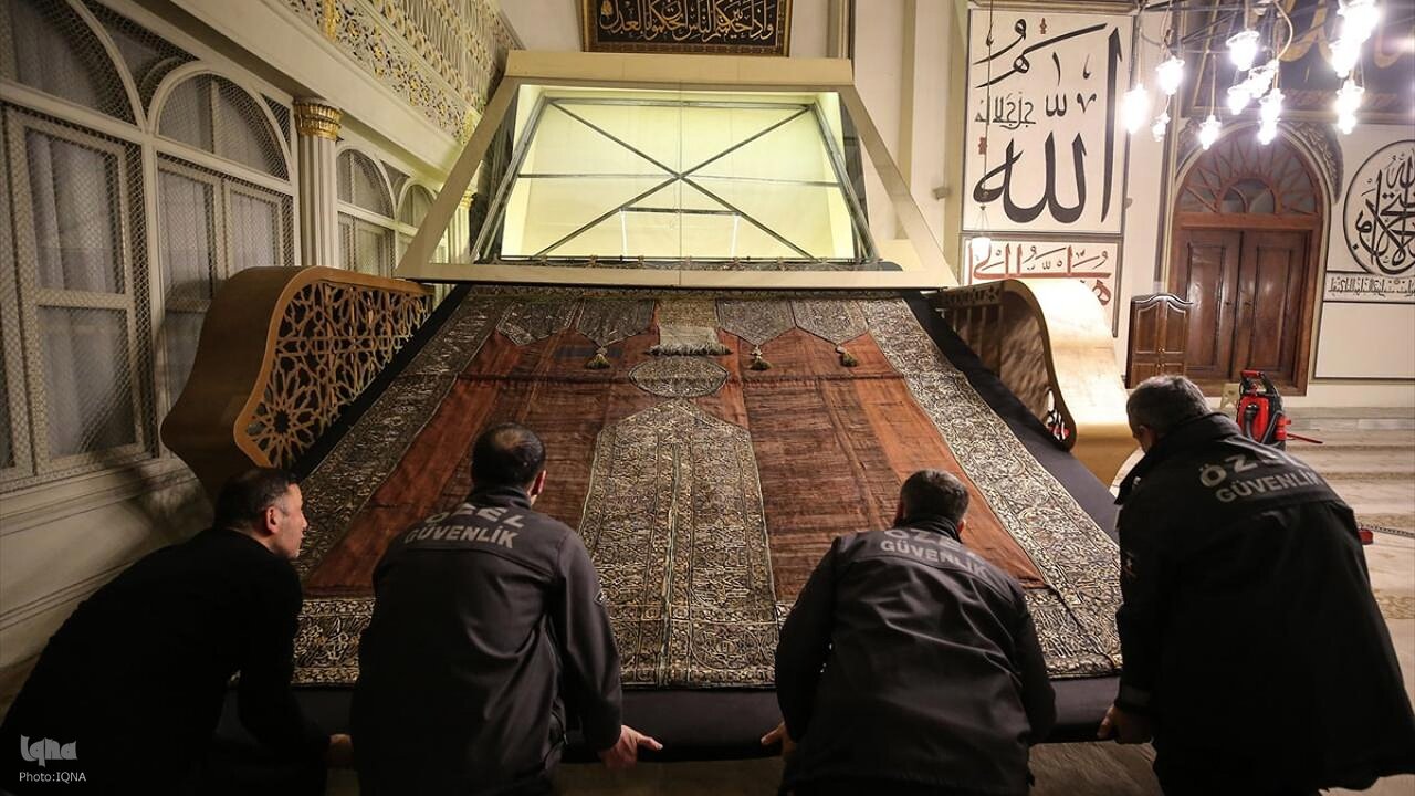 پرده تاریخی کعبه در مسجد جامع بورسا ترکیه مرمت شد + عکس
