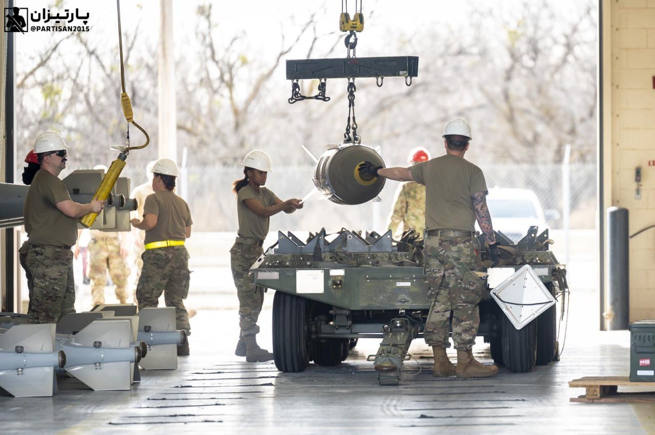 تصاویر بمب افکن استراتژیک و بمبهای یک تنی آمریکا پخش شد!