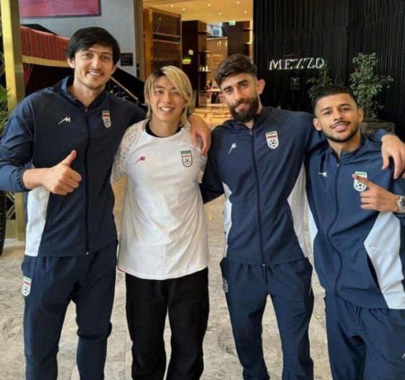 عکس| هوادار معروف ژاپنی کنار ستارگان تیم ملی