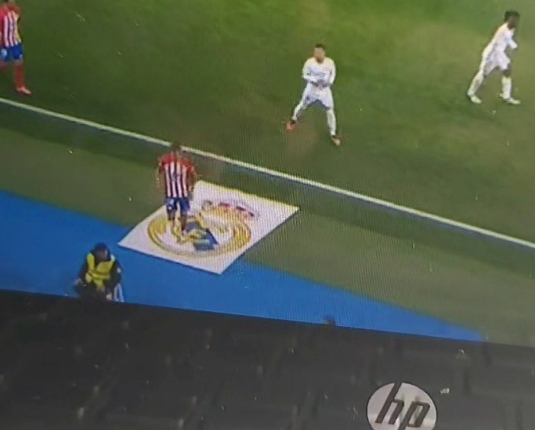 عکس| توهین بازیکن سابق رئال مادرید به نماد این تیم