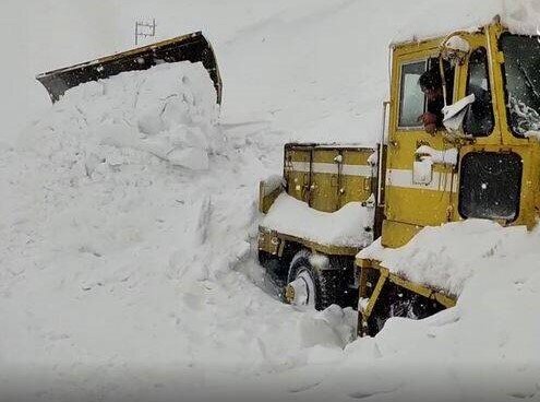 سقوط بهمن بر روی دستگاه برف روبی/ عکس