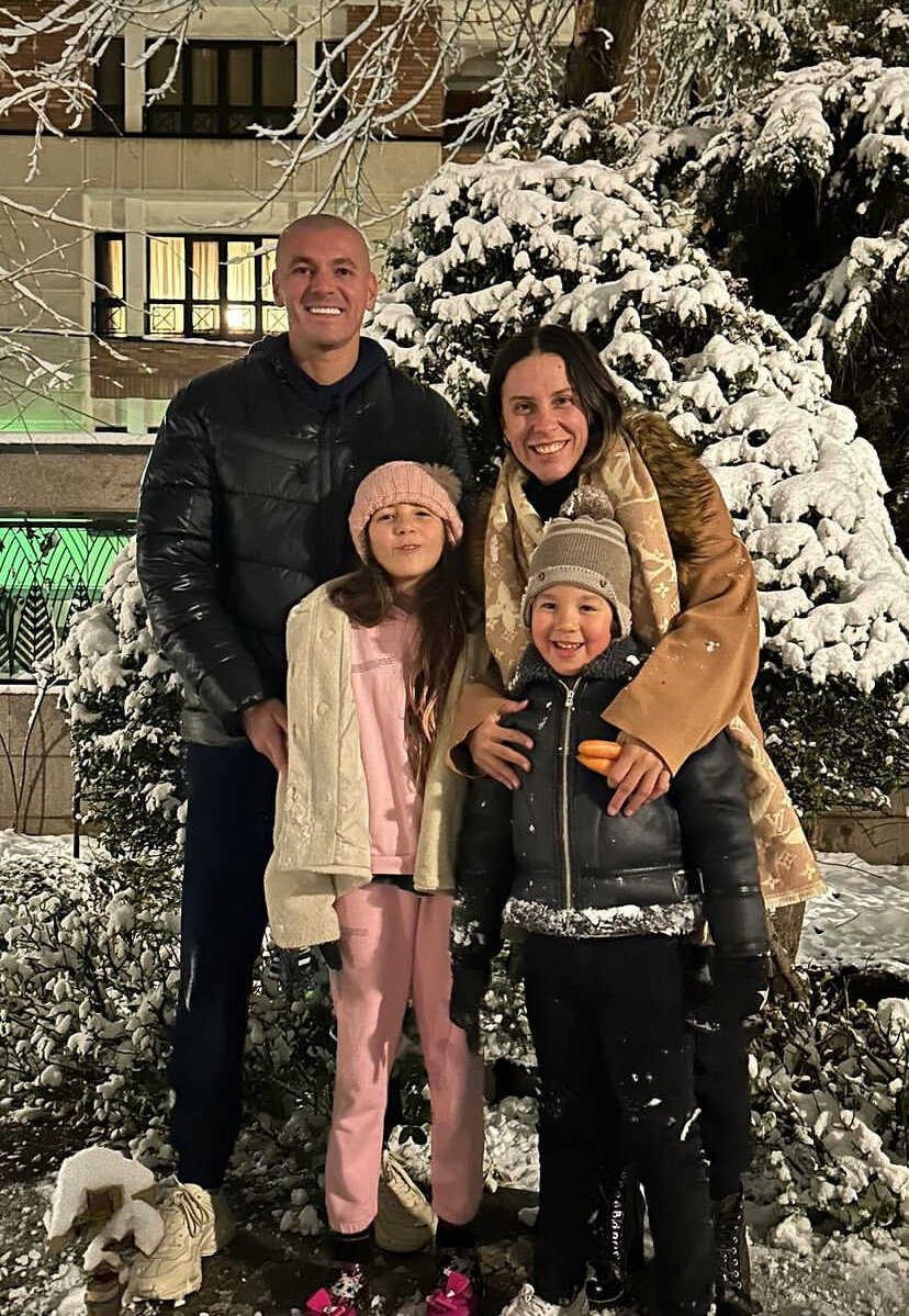 عکس| روز برفی ستاره استقلال و خانوادهاش در تهران