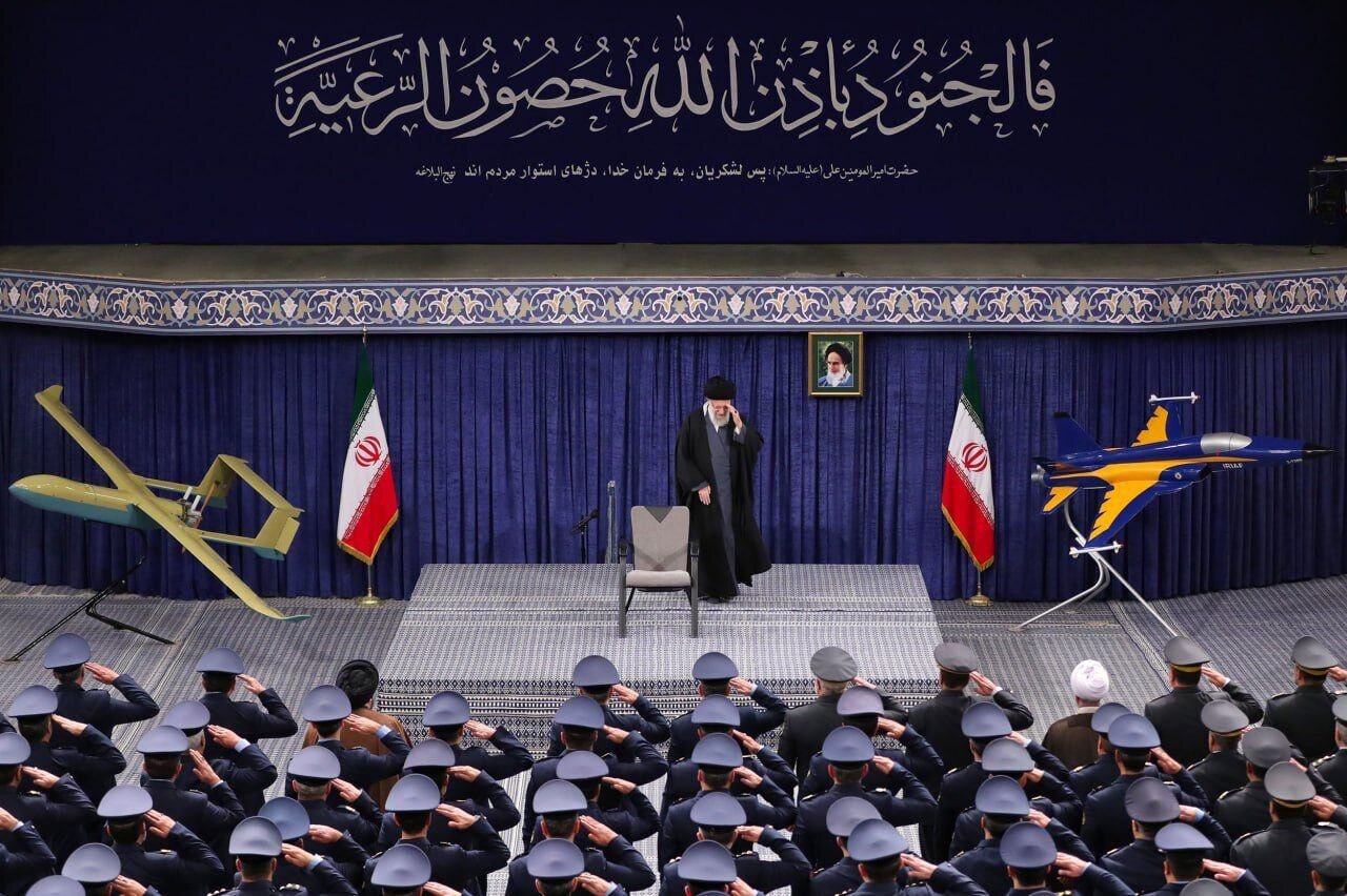 عکس ماکت جنگندههای «صاعقه» و پهپاد «کمان ۱۲» در بیت رهبری