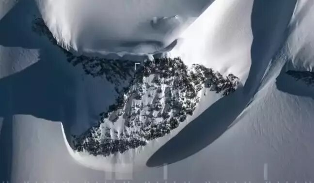 هرمی زیر برف در آن سر دنیا!/ پای چه کسانی در میان است؟/ عکس