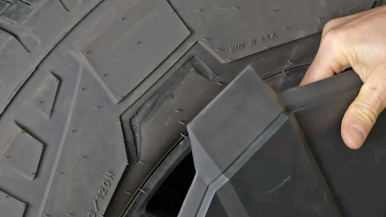 قالپاق دردسرساز سایبرتراک / همه چیز این خودرو فرق میکند