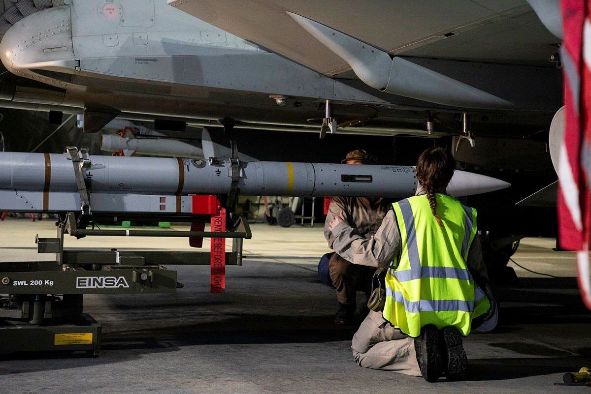 تصاویری از آماده‌سازی جنگنده‌های انگلیس برای یک حمله