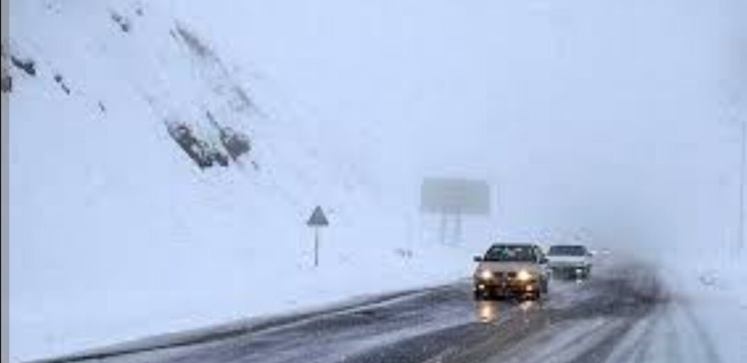 ببینید | برف و کولاک در جاده محور مهاباد - بوکان