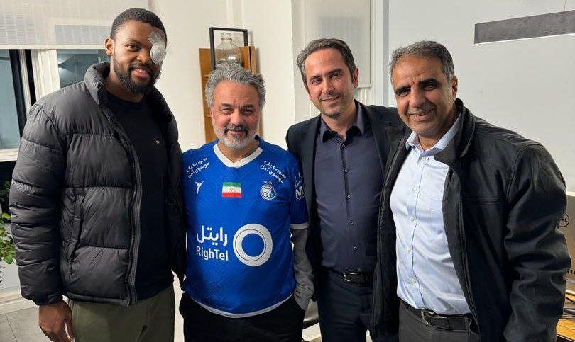 عکس| خبرهای خوش برای استقلال و یامگا؛ پیراهن ستاره فرانسوی بر تن پزشک معالج