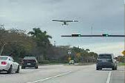 ببینید | فرود اجباری یک هواپیمای تک موتوره در خیابان‌های فلوریدا