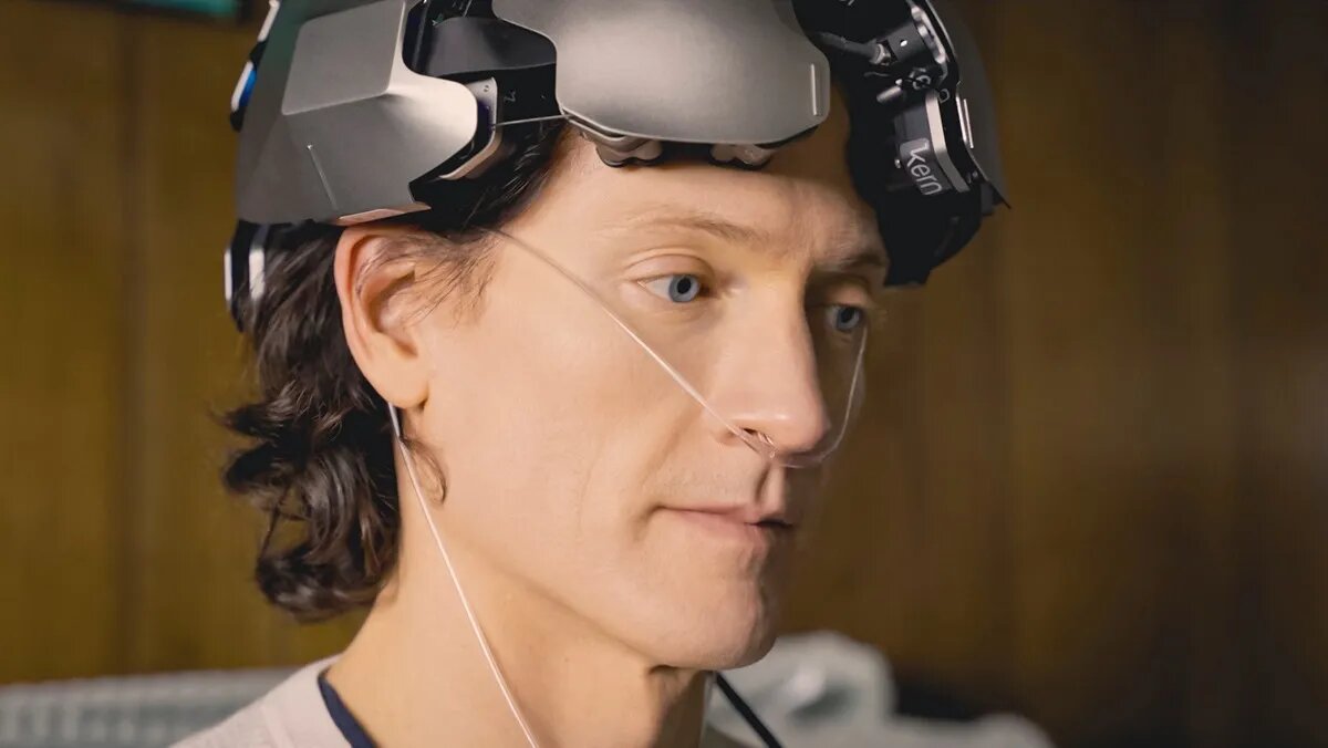 برایان جانسون و کلاه ایمنی اندازهگیری فعالیت مغز