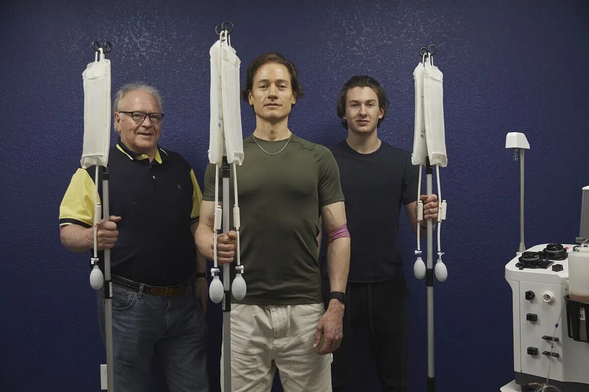 برایان جانسون به همراه پدر و پسر وسطش اهدای پلاسمای سهطرفه